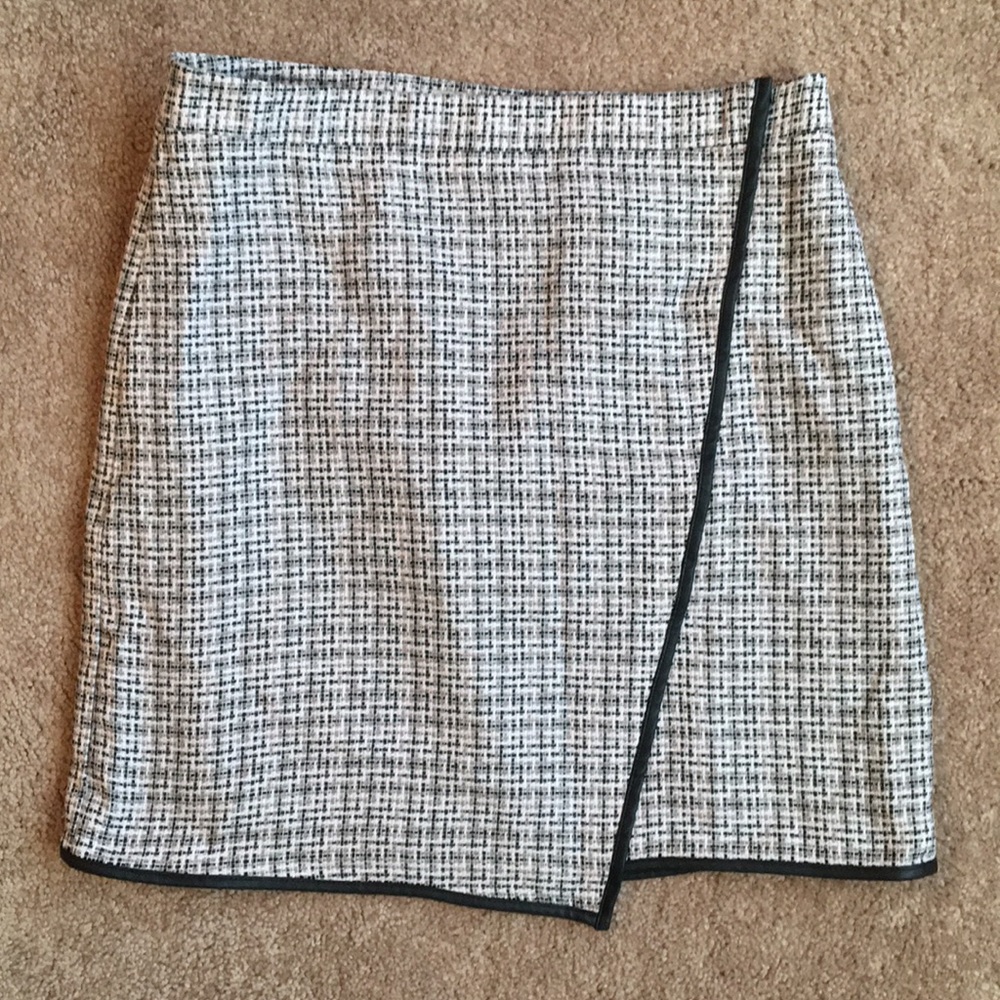 Loft Twill Skirt w/ side zipper and leather trim